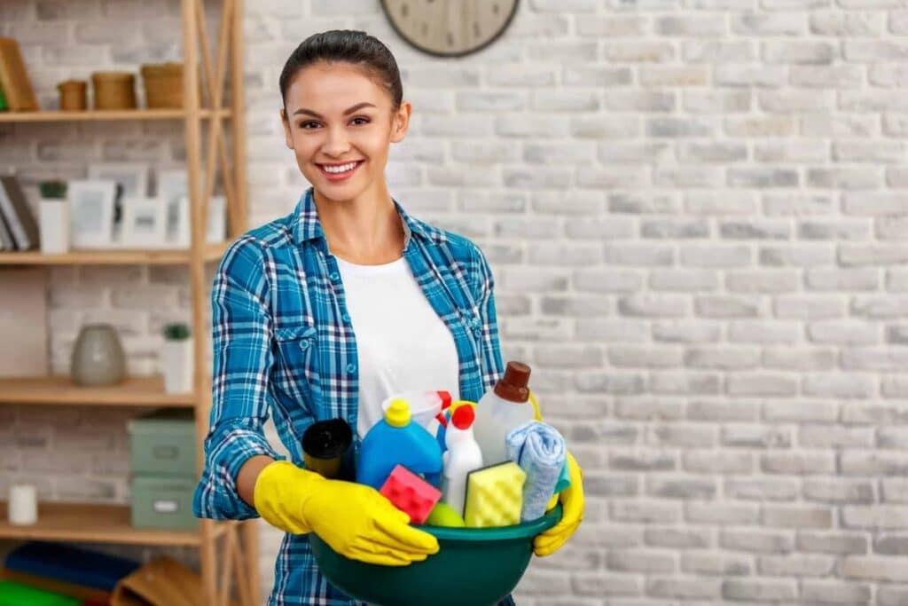 Limpeza profissional de casa no Algarve com a Mira Cleaning Service.