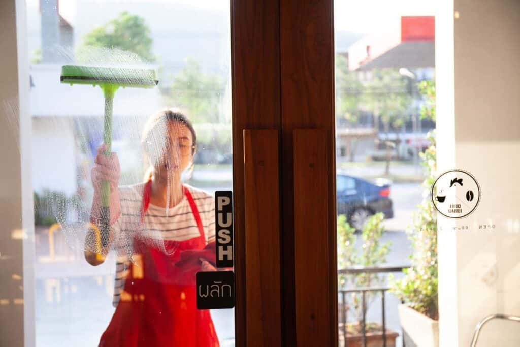 Limpeza de lojas no Algarve pela Mira Cleaning Service. Limpeza profissional para comércio